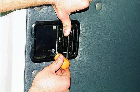 Снятие обивки и замка сдвижной двери автомобиля Соболь