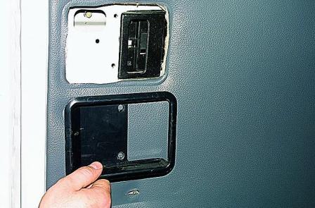 Снятие обивки и замка сдвижной двери автомобиля Соболь