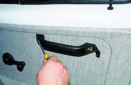 Снятие обивки и замка передней двери автомобиля Соболь