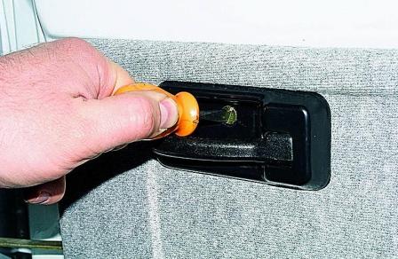 Снятие обивки и замка передней двери автомобиля Соболь