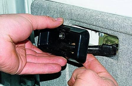 Снятие обивки и замка передней двери автомобиля Соболь