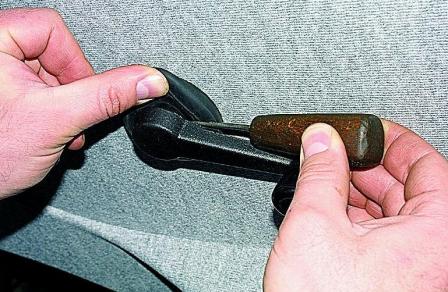 Снятие обивки и замка передней двери автомобиля Соболь