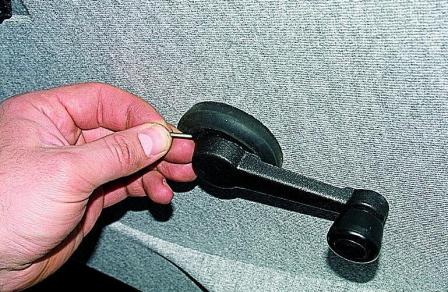 Снятие обивки и замка передней двери автомобиля Соболь