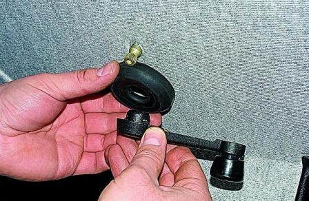 Снятие обивки и замка передней двери автомобиля Соболь