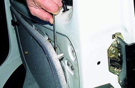Снятие обивки и замка передней двери автомобиля Соболь