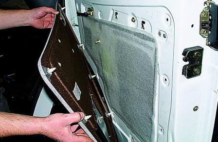 Снятие обивки и замка передней двери автомобиля Соболь