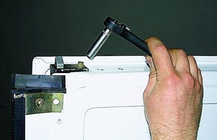 Снятие замков задней двери автомобиля Соболь