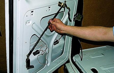 Снятие замков задней двери автомобиля Соболь