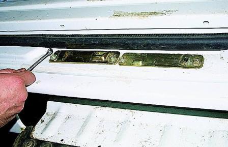 Снятие замков задней двери автомобиля Соболь