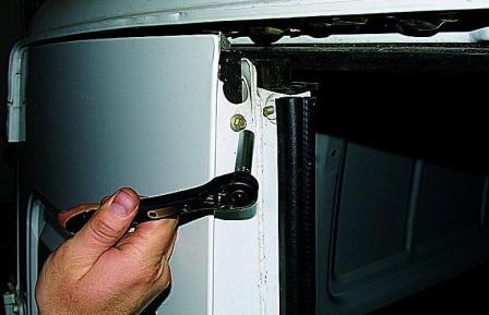 Снятие замков задней двери автомобиля Соболь