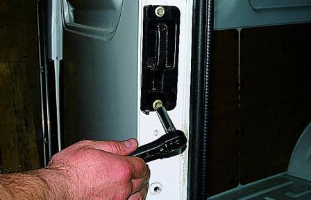 Снятие замков задней двери автомобиля Соболь