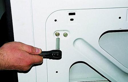 Снятие замков задней двери автомобиля Соболь