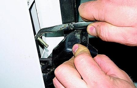 Снятие замков задней двери автомобиля Соболь