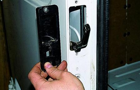 Снятие замков задней двери автомобиля Соболь