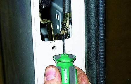 Снятие замков задней двери автомобиля Соболь