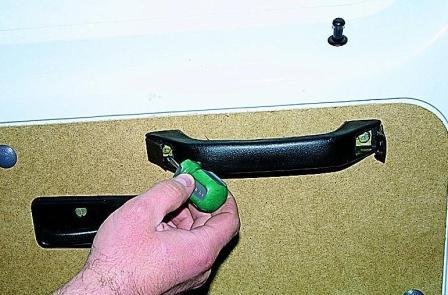 Снятие замков задней двери автомобиля Соболь