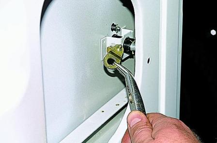 Снятие замков задней двери автомобиля Соболь