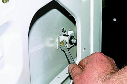 Снятие замков задней двери автомобиля Соболь