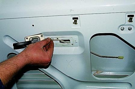 Снятие замков задней двери автомобиля Соболь