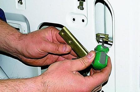 Снятие замков задней двери автомобиля Соболь