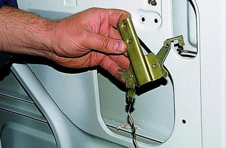 Снятие замков задней двери автомобиля Соболь