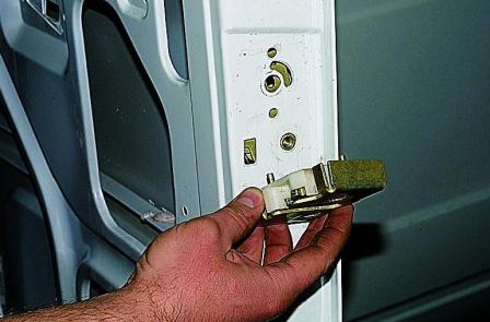 Снятие замков задней двери автомобиля Соболь