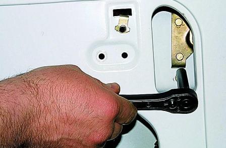 Снятие замков задней двери автомобиля Соболь