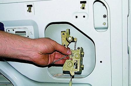 Снятие замков задней двери автомобиля Соболь