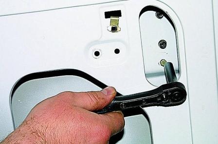 Снятие замков задней двери автомобиля Соболь