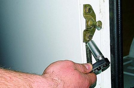 Снятие замков задней двери автомобиля Соболь