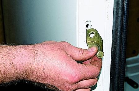 Снятие замков задней двери автомобиля Соболь