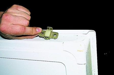 Снятие замков задней двери автомобиля Соболь