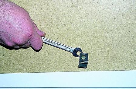 Снятие замков задней двери автомобиля Соболь