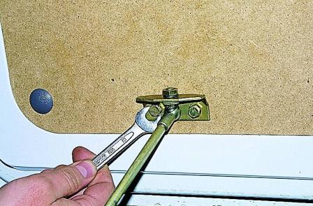 Снятие замков задней двери автомобиля Соболь