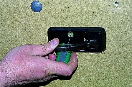 Снятие замков задней двери автомобиля Соболь