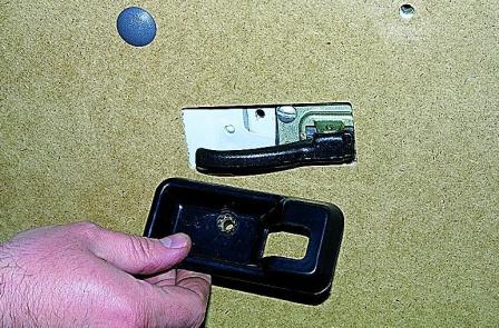 Снятие замков задней двери автомобиля Соболь