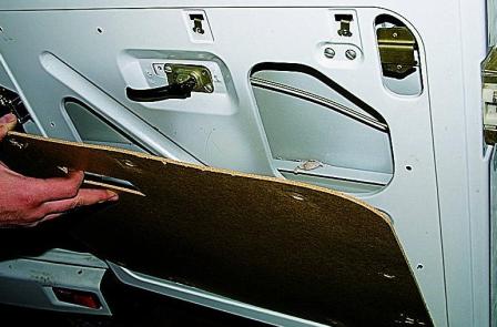 Снятие замков задней двери автомобиля Соболь