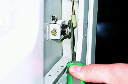 Снятие замков задней двери автомобиля Соболь