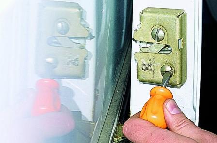 Снятие замка сдвижной двери автомобиля Соболь