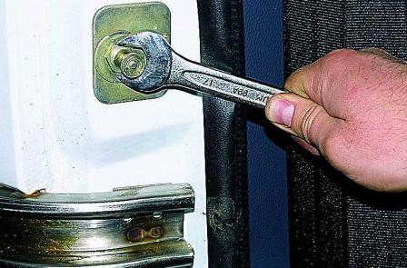 Снятие замка сдвижной двери автомобиля Соболь