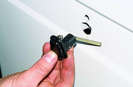 Снятие замка сдвижной двери автомобиля Соболь