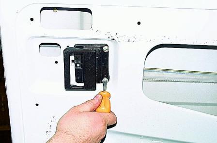 Снятие замка сдвижной двери автомобиля Соболь