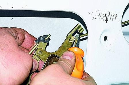 Снятие замка сдвижной двери автомобиля Соболь