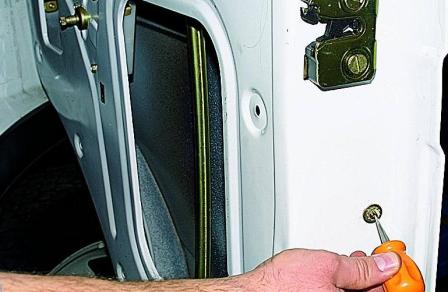 Снятие обивки и замка передней двери автомобиля Соболь