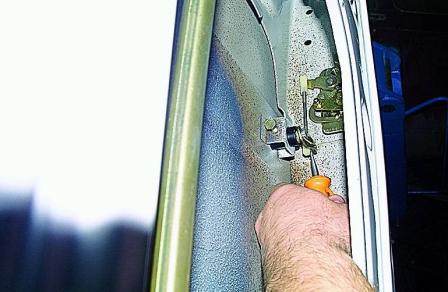 Снятие обивки и замка передней двери автомобиля Соболь