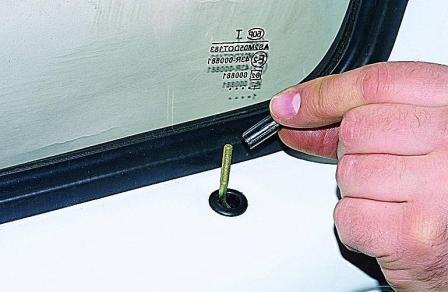 Снятие обивки и замка передней двери автомобиля Соболь