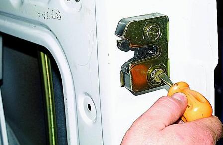 Снятие обивки и замка передней двери автомобиля Соболь