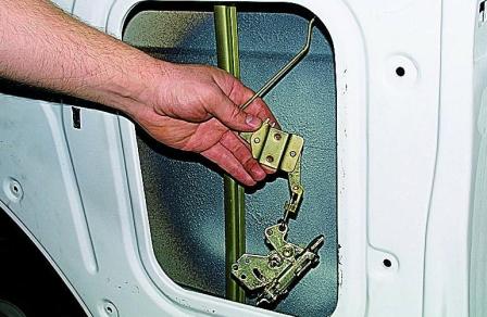 Снятие обивки и замка передней двери автомобиля Соболь