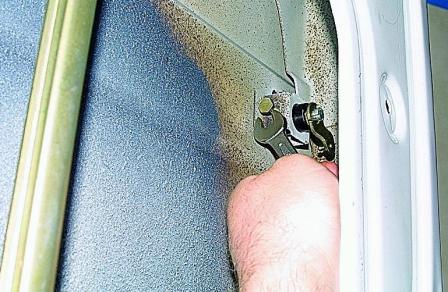 Снятие обивки и замка передней двери автомобиля Соболь