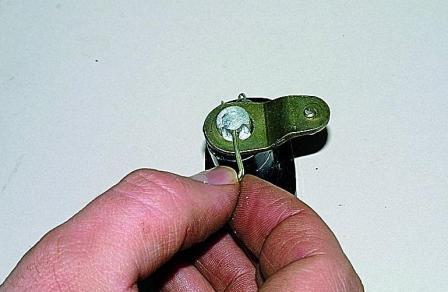 Снятие обивки и замка передней двери автомобиля Соболь